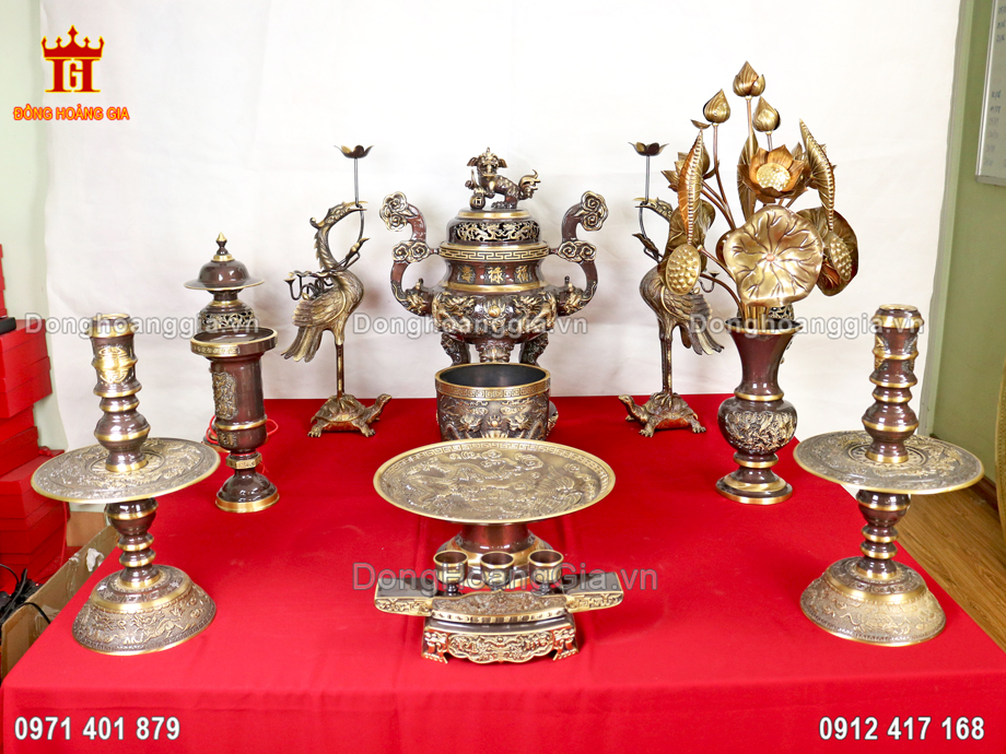 Bộ đồ thờ với đầy đủ các món cho ban thờ cúng gia tiên
